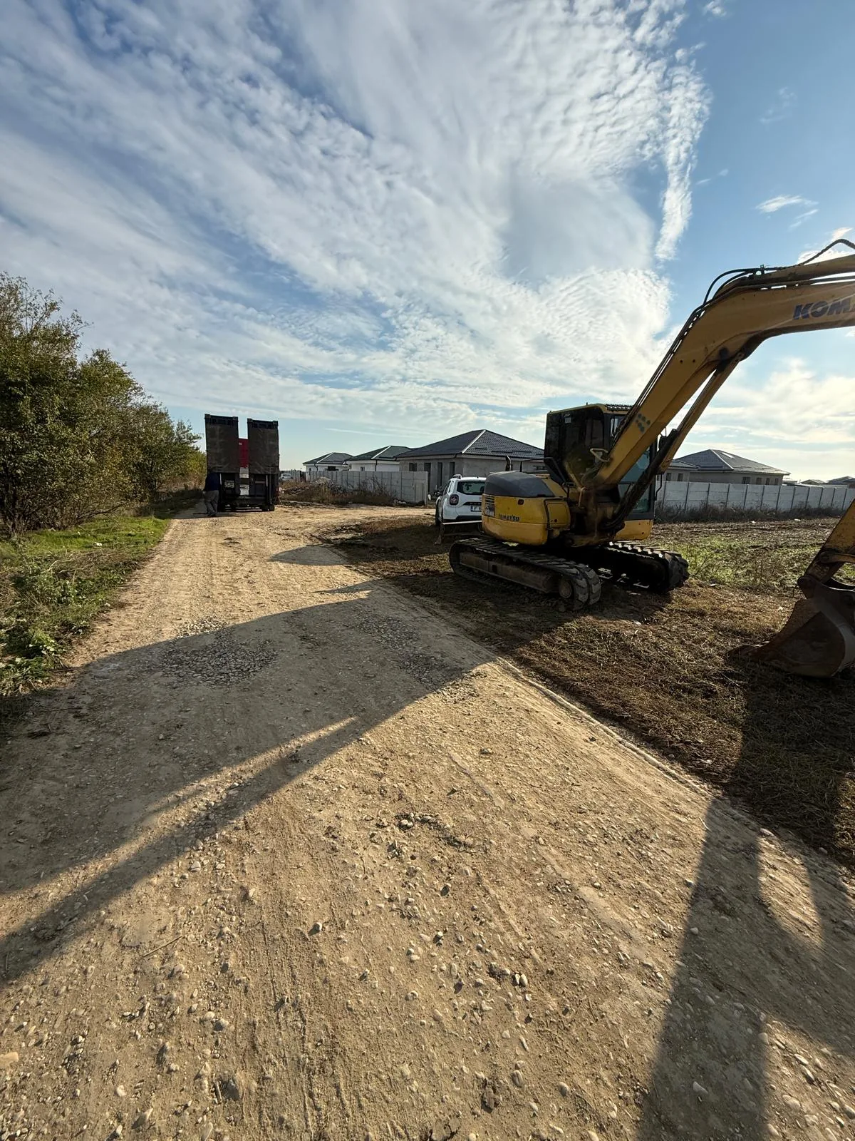 Mobilizare utilaj — excavator transportat pe șantier