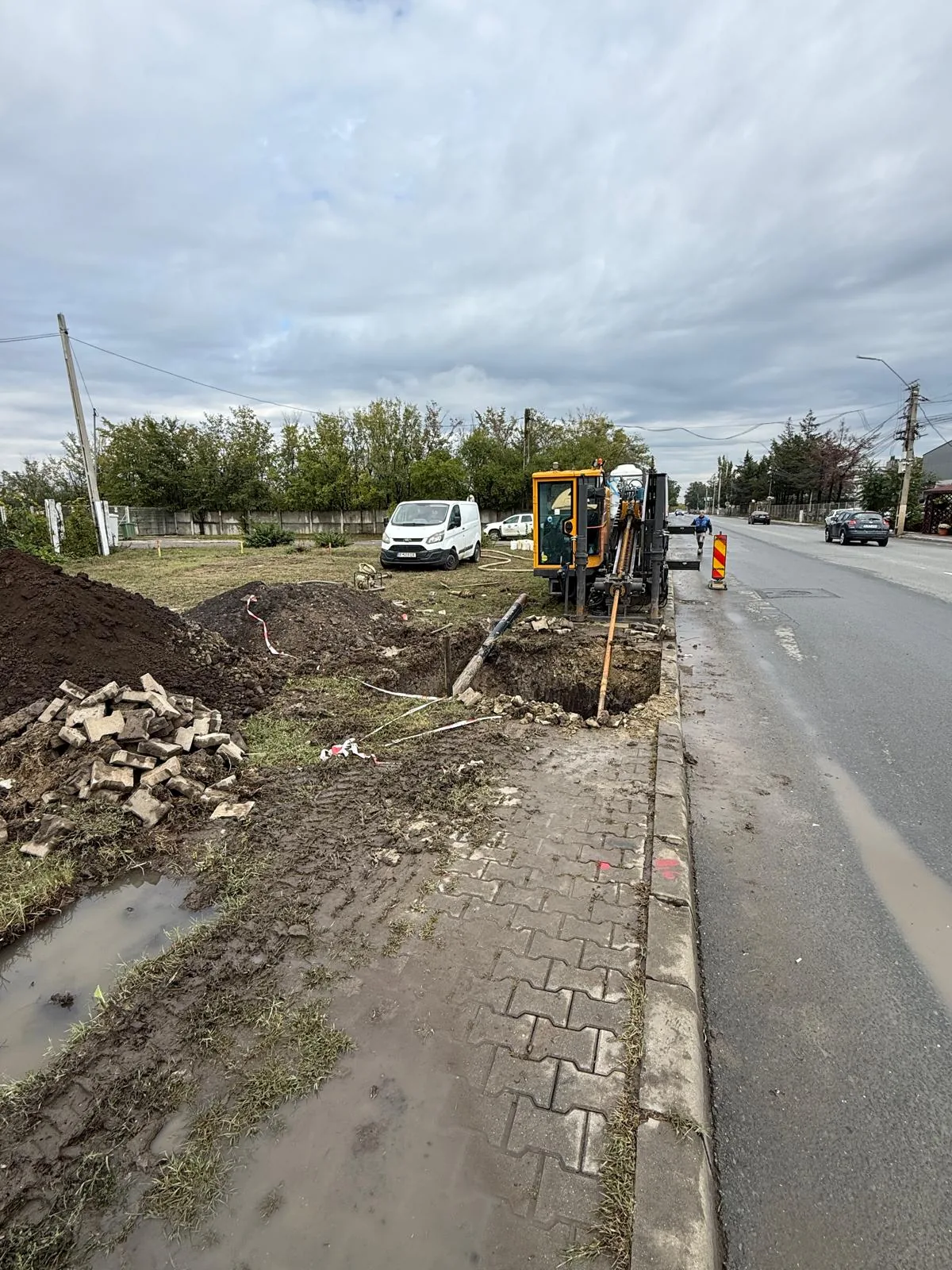 Șantier urban cu săpătură la marginea drumului